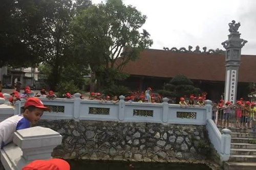 Bé thăm di tích lịch sử quê hương bé - Đình làng Thanh Am.